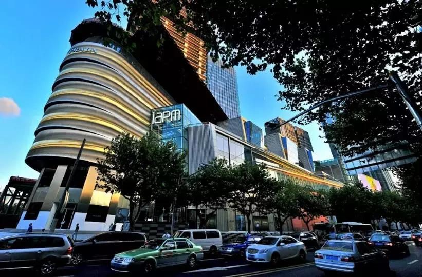 环贸iapm商场金色流线外立面与淮海中路街景